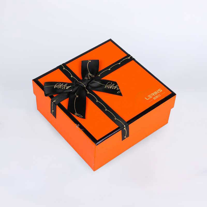 Orangefarbene Bogenverpackungsbox