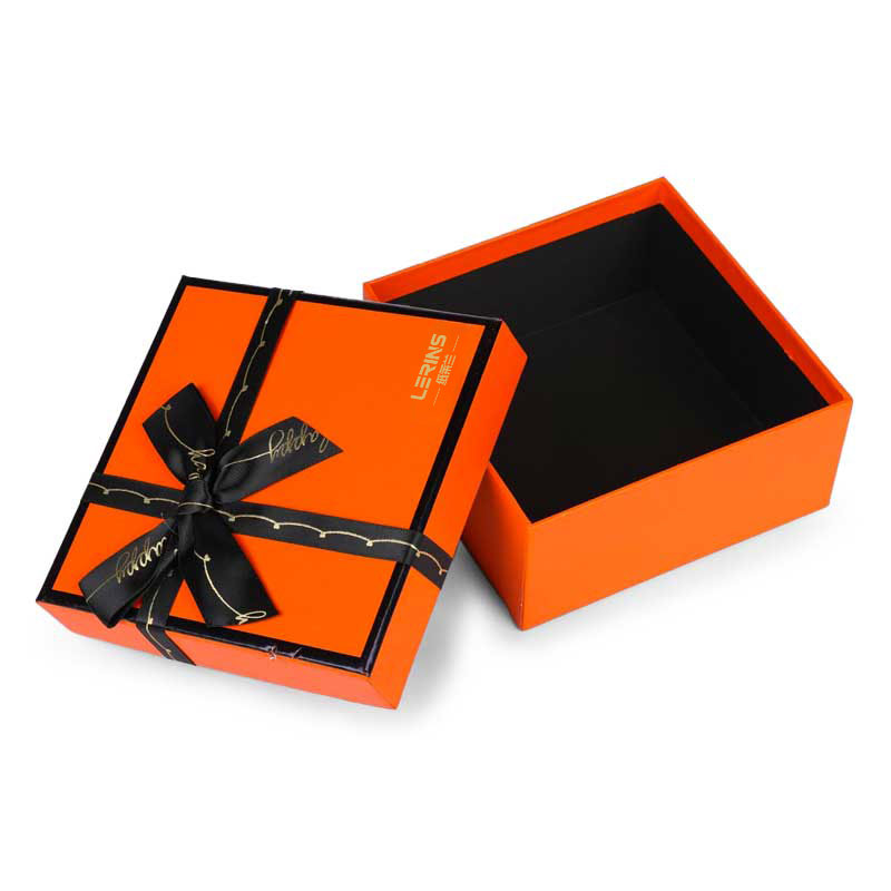 Orangefarbene Bogenverpackungsbox
