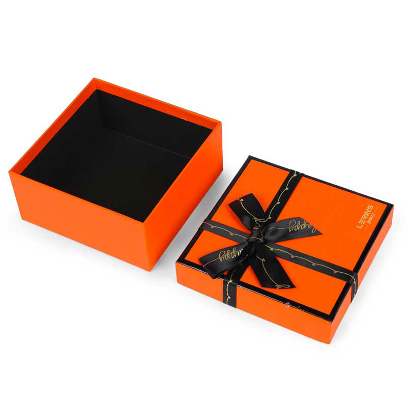 Orangefarbene Bogenverpackungsbox